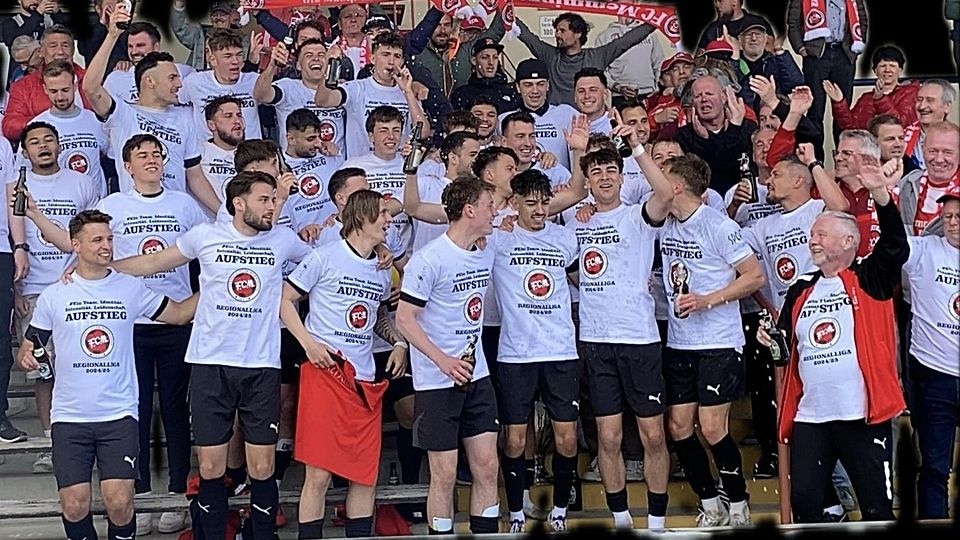 Der FC Memmingen feiert die Bayernliga-Meisterschaft samt Wiederaufstieg in die Regionalliga.