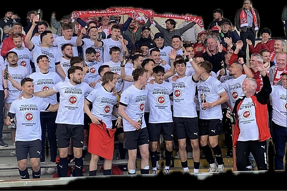 Der FC Memmingen feiert die Bayernliga-Meisterschaft samt Wiederaufstieg in die Regionalliga.