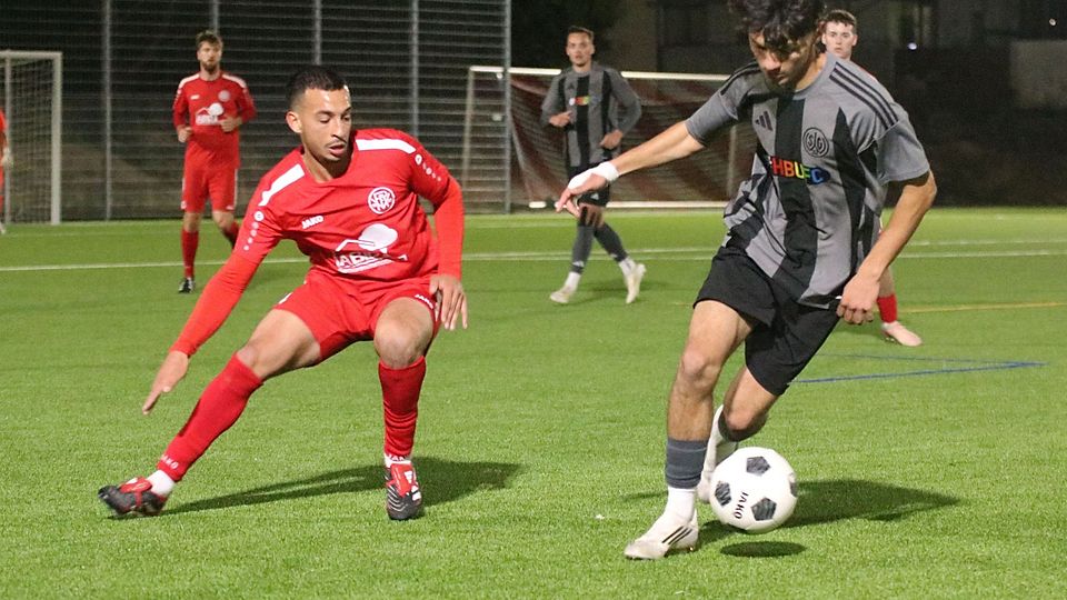 Ilias Abarkan (links) im Zweikampf gegen Wallufs Monther Alahmed (rechts). 