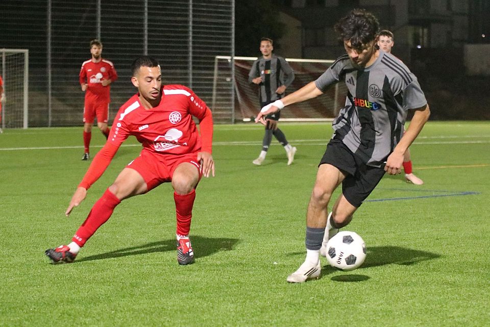 Ilias Abarkan (links) im Zweikampf gegen Wallufs Monther Alahmed (rechts). Ilias Abarkan (links) im Zweikampf gegen Wallufs Monther Alahmed (rechts).