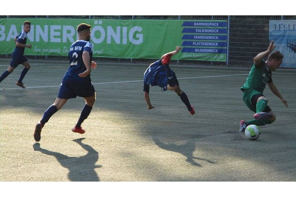 F: Schneider Erst hui, dann pfui: Phönix Essen (grün) führte gegen Mintard mit 2:0, verlor jedoch mit 2:4