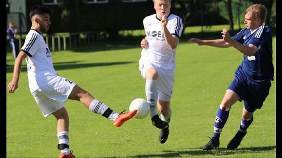 Konnten sich nicht durchsetzen: Die A-Junioren  aus  Wardenburg  um Daniel Bacho (links) und  Lennart  Schönfisch verloren auch das Rückspiel gegen Nordenham. Michael Hiller