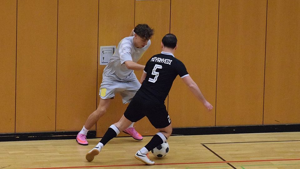 Nevio Möllmann im Duell mit einem Hirschkamp-Spieler.