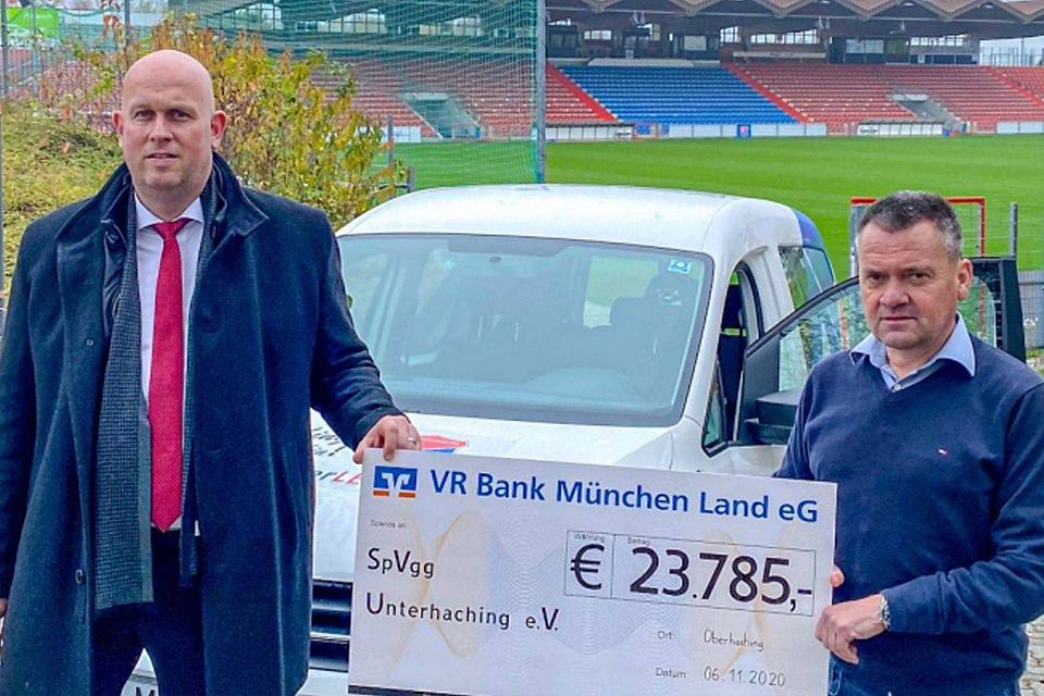 Großzügige Spende: Die VR Bank München Land (l. Vorstand Andreas Müller) stellt der SpVgg Unterhaching einen Kleinbus zur Verfügung, was SpVgg-Präsident Manfred Schwabl mächtig freut. 