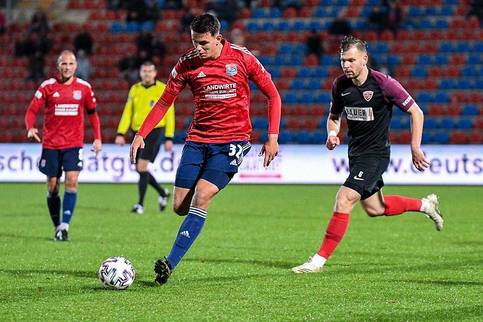 Stürmte schon für die Profis der SpVgg Unterhaching: Dominik Bacher (M.) hier gegen den TSV Buchbach in der Regionalliga Bayern.