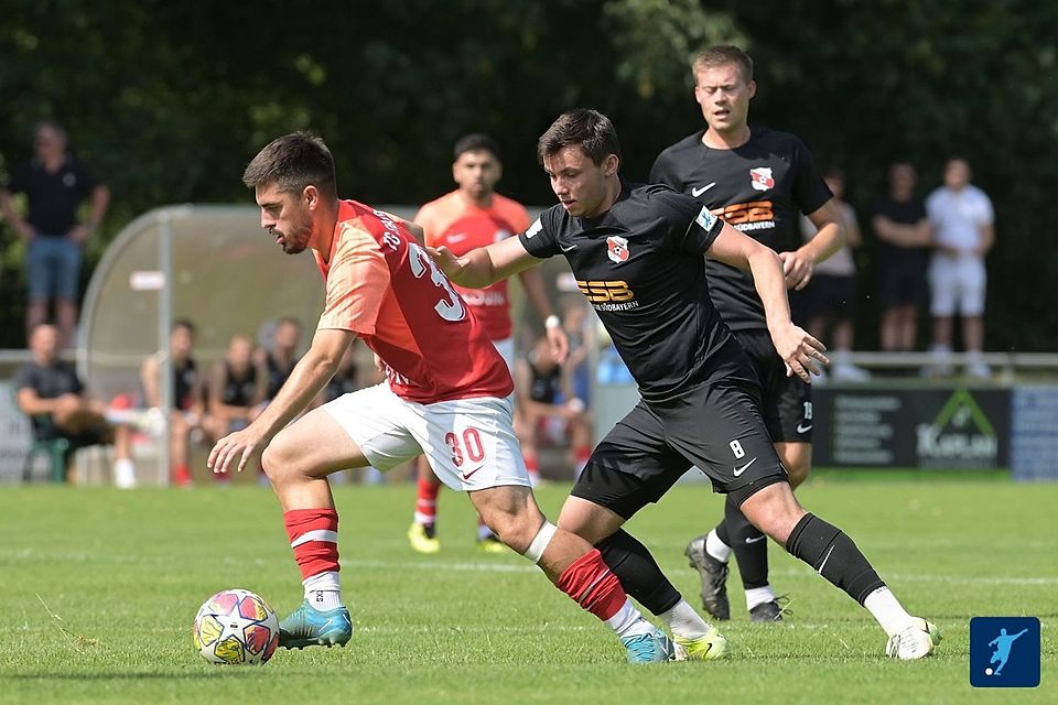 Doch recht viel Mühe hatten Samuel Pex (re.) und die "Dorfbuam" zuletzt mit Türk Gücü Straubing um den ehemaligen Teamkollegen Asllan Shalaj (am Ball).