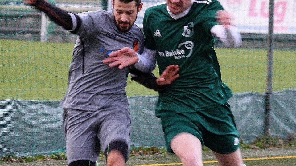 Viel Einsatz, viele Tore: Die BCF-Reserve um Stjepan Sturic (re.) und Sebastian Uchtdorfs FC Geretsried trennten sich zum Abschluss der Vorrunden mit einem 5:5.