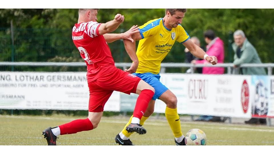 Treffen am ersten Spieltag der neuen Saison in der Fußball-Gruppenliga wieder aufeinander: Lukas Busch (r.) von der SG Waldsolms und Luis Höflein vom VfL Biedenkopf. (Archivbild) © Isabel Althof