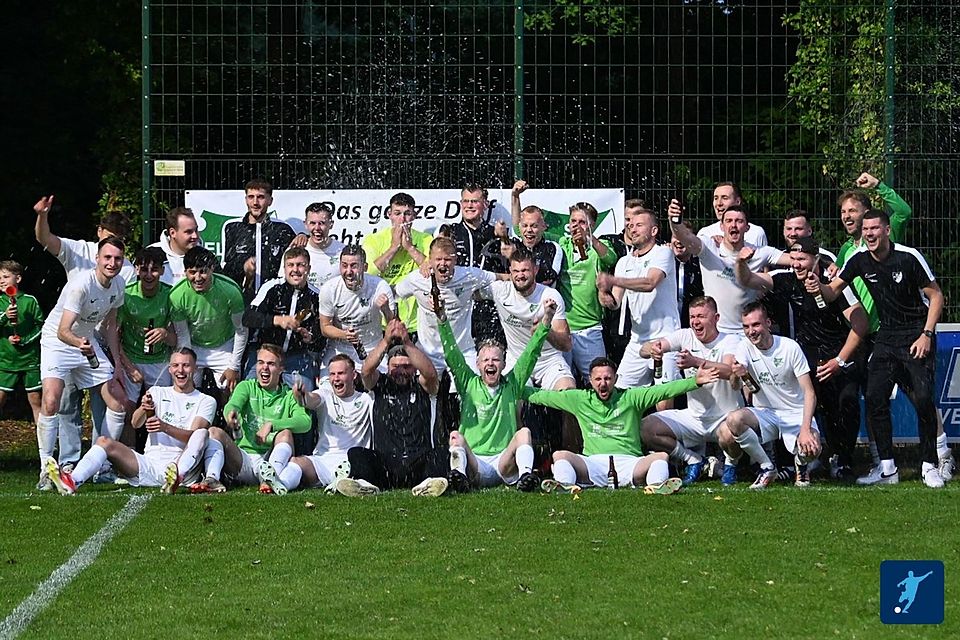 Jubelfoto nach dem Aufstiegsspiel in die Emslandliga 