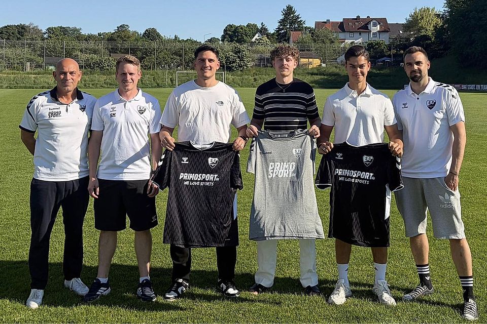 Von links: Sportlicher Leiter Thomas Karl, der neue Cheftrainer Stefan Michalka, die Neuzugänge Lavdrim Zeciri, Jonas Weiske und Matthias Braun sowie der neue Torwarttrainer Matthias Michalka. Es fehlt Loris Delijaj.
