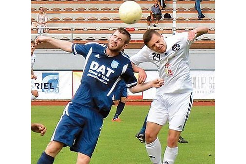 Hier noch im Kopfballduell, später verletzt ausgewechselt: Nils Sandau (rechts) verlor mit seinem FC Hude  beim SV Tur Abdin unglücklich mit 1:2. Guido Finke