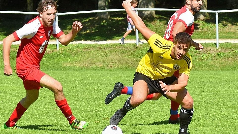 Die SpVgg Wildenroth (in Rot) im Spiel gegen den SC Schöngeising (gelbe Trikots).