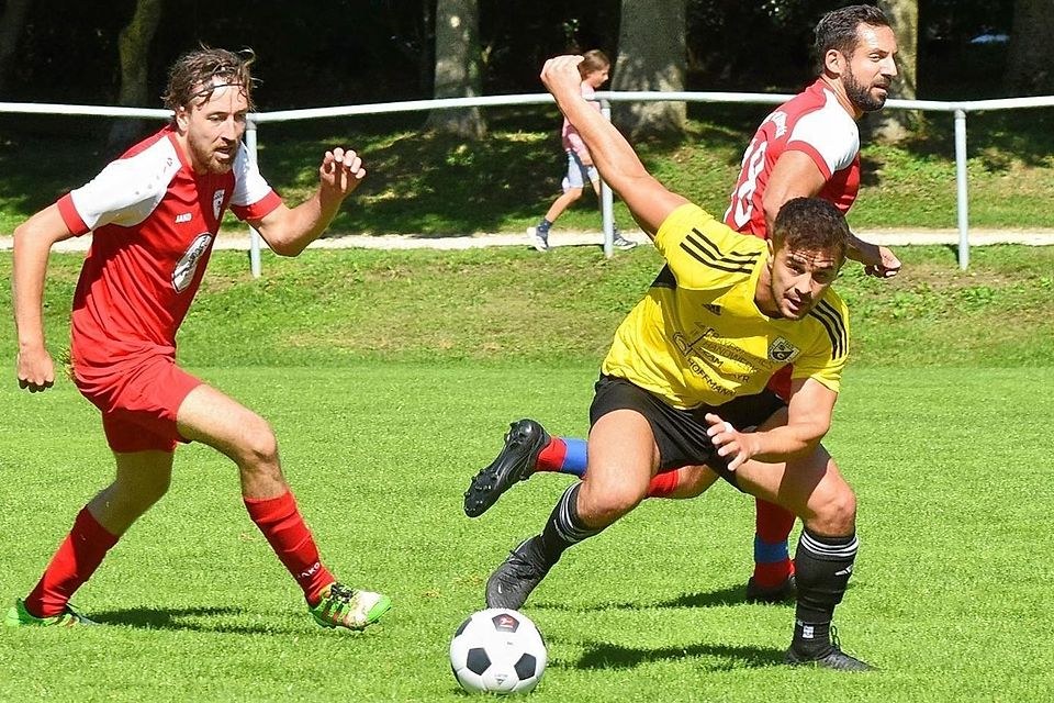 Die SpVgg Wildenroth (in Rot) im Spiel gegen den SC Schöngeising (gelbe Trikots).
