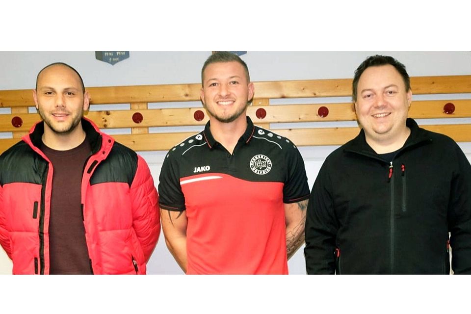 Spielertrainer Erkan Kara (links) und DJK-Abteilungsleiter Stefan Schleicher (rechts) freuen sich über den Neuzugang Alex Frühauf. 