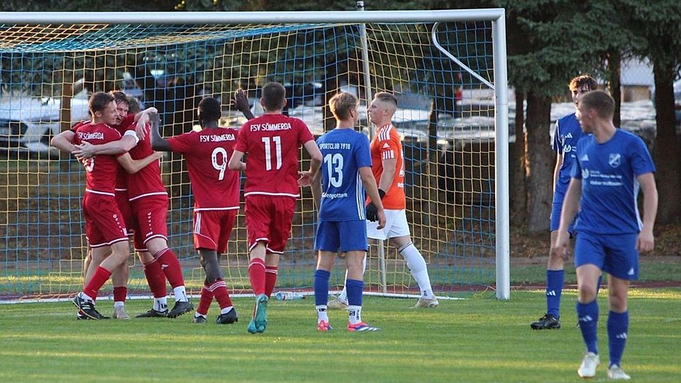 Sömmerda bejubelt das 3:0 von Dominik Otto, während Großengotterns Torwart Rösener nach 10 Minuten sichtlich bedient ist.