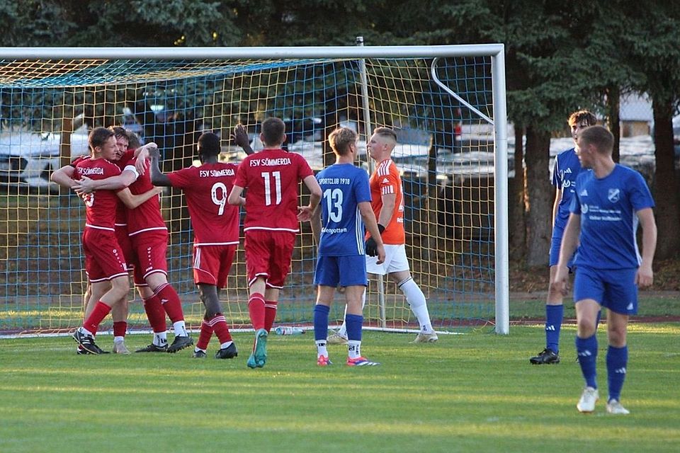 Sömmerda bejubelt das 3:0 von Dominik Otto, während Großengotterns Torwart Rösener nach 10 Minuten sichtlich bedient ist. Sömmerda bejubelt das 3:0 von Dominik Otto, während Großengotterns Torwart Rösener nach 10 Minuten sichtlich bedient ist.
