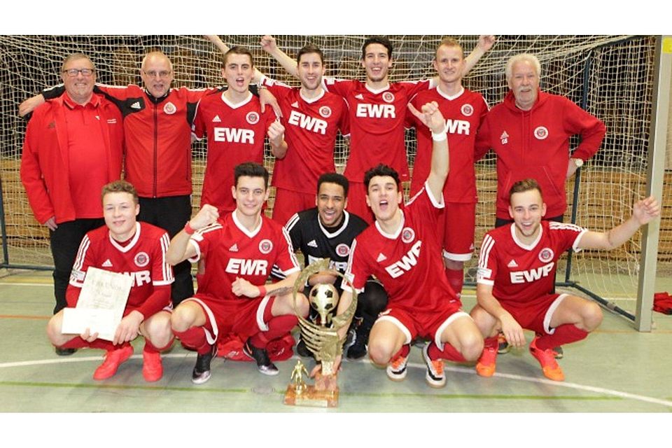 Die Fußballer von der TSG Pfeddersheim haben zum dritten Mal in Folge die Hallenfußball-Kreismeisterschaft gewonnen. Der Pokal geht damit endgültig in ihren Besitz über.