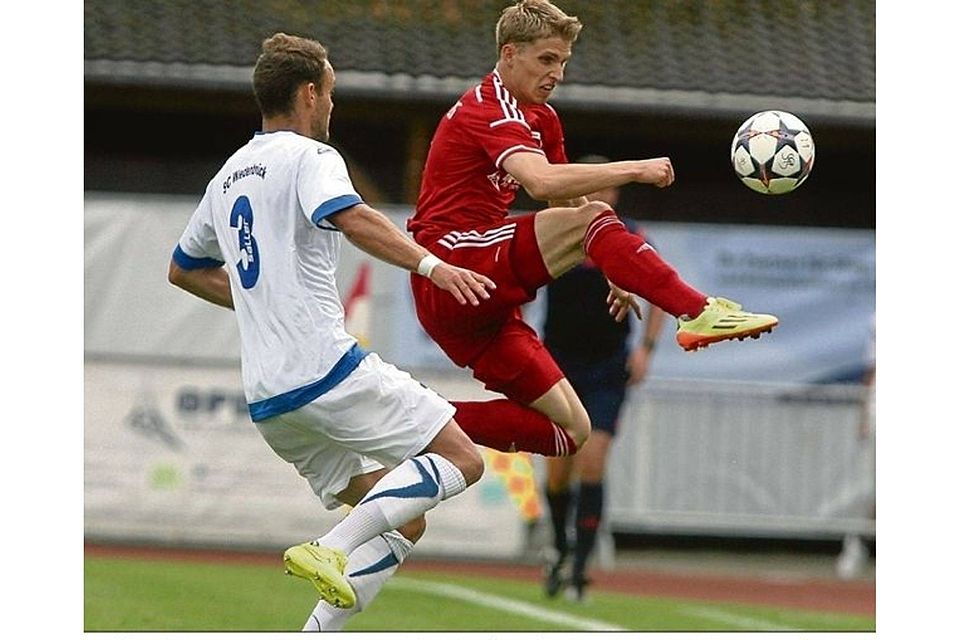 Angriff ist die beste Verteidigung ? so lautet die Devise für René Dabers (rechts) und den FC Hennef 05 gegen den FC BW Friesdorf. FOTO: WOLFGANG HENRY