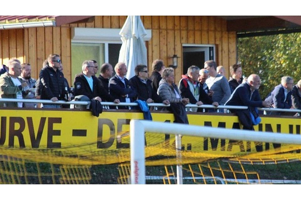 Mit der Fankurve im Rücken bfrennt beim SV Ottfingen in dieser Saison nichts an. In acht Liga-Spielen gab es am "Siepen" sieben Siege und lediglich ein Unentschieden. Fotos (2): juka, sta Mit der Fankurve im Rücken bfrennt beim SV Ottfingen in dieser Saison nichts an. In acht Liga-Spielen gab es am "Siepen" sieben Siege und lediglich ein Unentschieden. Fotos (2): juka, sta