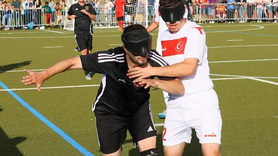 Es geht zur Sache: Der deutsche Nationalspieler und Ober-Ramstädter Ali Can Pektas (links) setzt sich gegen Recep Aydeniz durch.