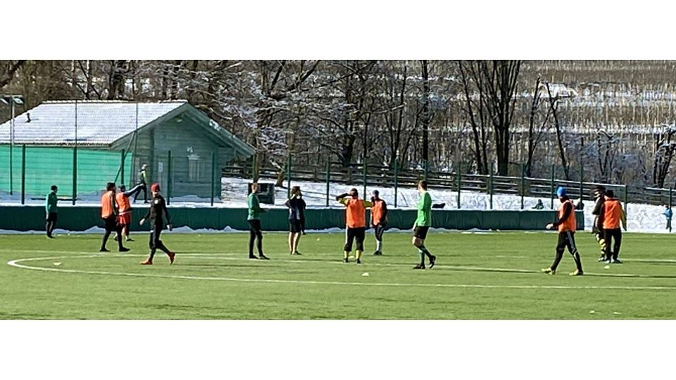 Fußball ja, Corona nein: Die Fußballer der SG Oberau/Farchant sowie die Damenteams der beiden Vereine lassen sich in Latsch trotz Warnungen nicht vom Kicken abhalten. Privat