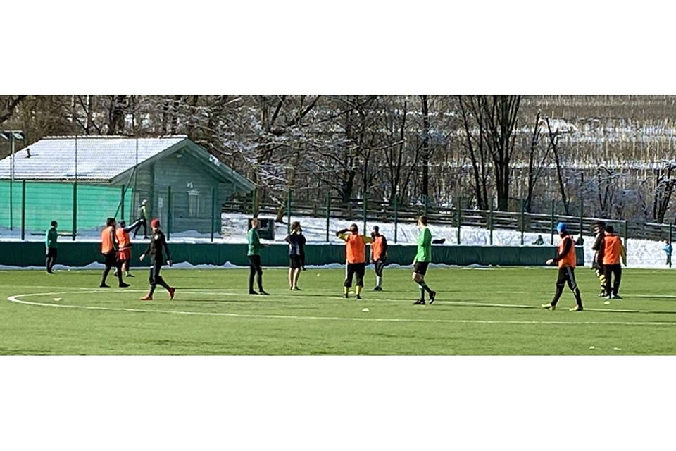 Fußball ja, Corona nein: Die Fußballer der SG Oberau/Farchant sowie die Damenteams der beiden Vereine lassen sich in Latsch trotz Warnungen nicht vom Kicken abhalten. Privat
