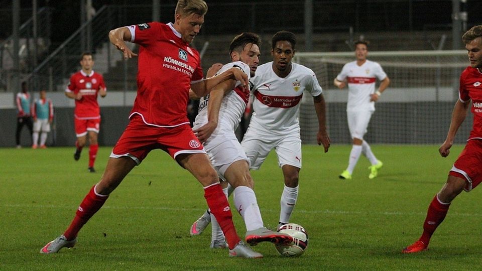 Tobias Schilk (in rot/ links im Bild) wechselt zur neuen Saison zum HFC   F: Lommel