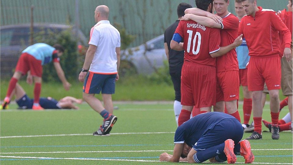 Szenen mit Symbolcharakter: TuS Nordenstadt (vorne Dennis Deider) am Boden, während Eltville sich schonmal vorsichtig in den Armen liegt. Der endgültige Aufstieg stand erst zwei Stunden später fest. Archivfoto: Klein.