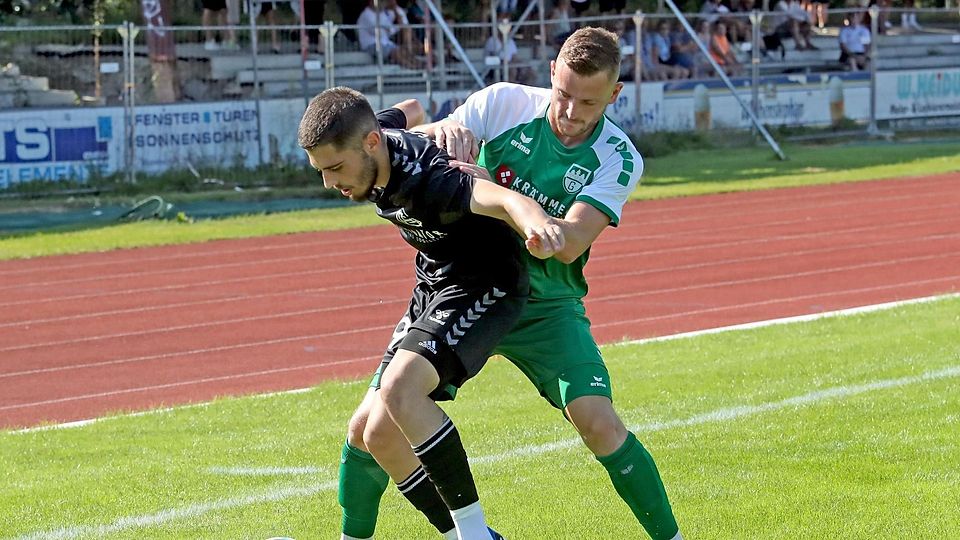 Es knisterte schon vor dem Spiel: Die Geretsrieder – hier Thomas Puscher (re.) gegen Arnel Fazlic – kämpfen in Schwaig um die Spitzenposition in der Landesliga.