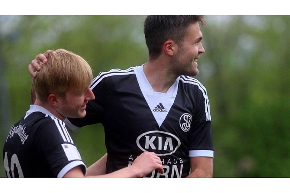 Läuft: Jonas Wieselsberger (l.) und Thomas Reichvilser feiern mit den Auswärtssieg der "Spiele" in Erlbach. F: Herrmann