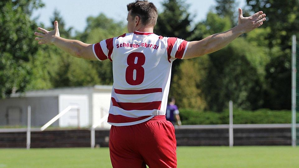 Ein letztes Mal werden die rot-weißen Trikots des Schönebecker SV ausgepackt      F: Schaap