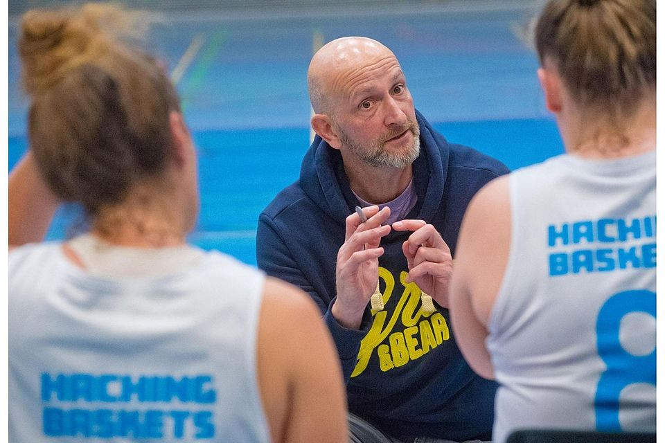 Im Spiel am kommenden Sonntag gegen Bayernliga-Schlusslicht München Basket II fordert Hachings Trainer Nicolai von seiner Mannschaft einen Sieg.