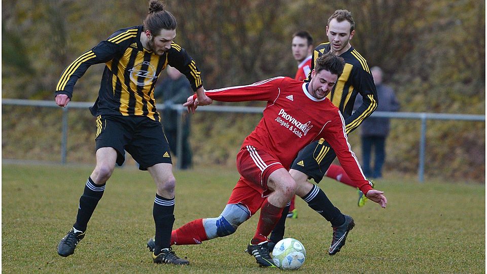 Der Lambertsberger Christian Franke (rotes Trikot) schlängelt sich hier an den beiden Watzerathern Alexander Sohns und Patrick Gajewski vorbei.  Foto: volksfreund.de/Helmut Gassen