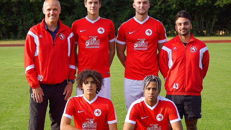 Neuzugänge: Westfalia Neuenkirchens Trainer Detlev Ottemeier mit Nik las Ottemeier, Florian Descher, Co-Trainer Basel Hasso (hinten v.l.) sowie Nick Frohne und Kevin Lythgoe (vorne v.l.)