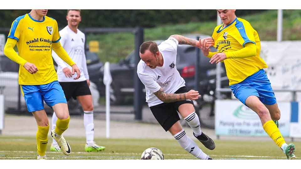 Schlängelt sich an Finn Saalmann (r.) und Leon Sluka (l.) von der SG Waldsolms vorbei: Marcel Schmitt des FSV Schröck. Schlängelt sich an Finn Saalmann (r.) und Leon Sluka (l.) von der SG Waldsolms vorbei: Marcel Schmitt des FSV Schröck. © Lars Hinter