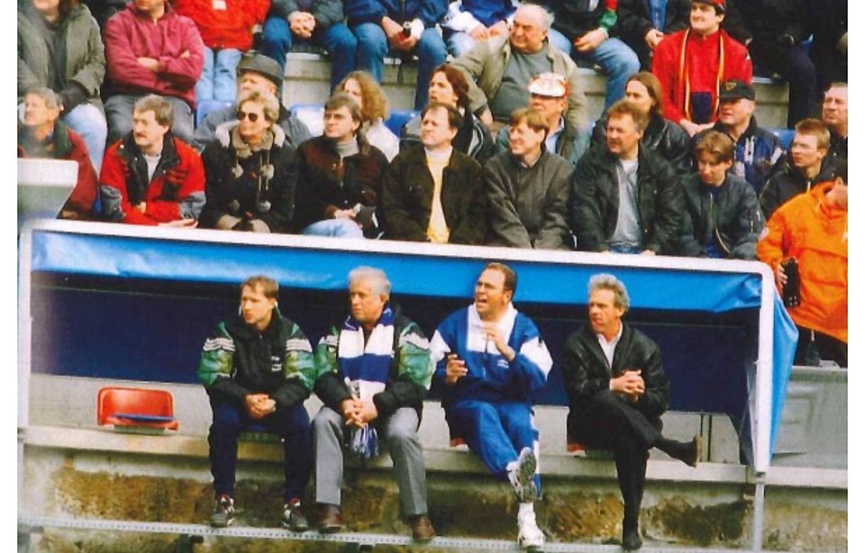 Blick auf die Trainerbank während des Spieles gegen den 1. FC Nürnberg am 12. April 1997: Gerd Scheibl, Alois Dechant, Paul Hupp und Pico Schütz.