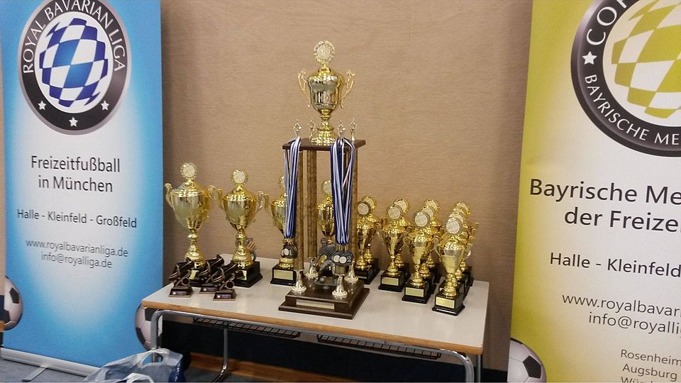 Die Pokale und Medaillen bei der Bayrischen Hallenmeisterschaft für Freizeitkicker sind heiß begehrt.