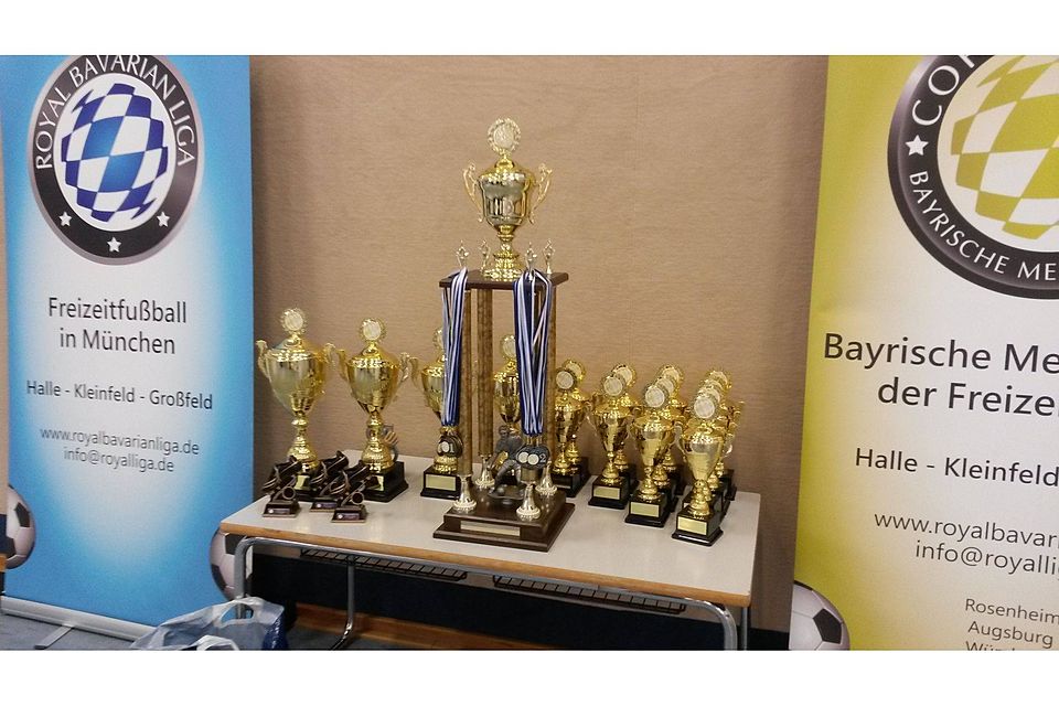 Die Pokale und Medaillen bei der Bayrischen Hallenmeisterschaft für Freizeitkicker sind heiß begehrt.
