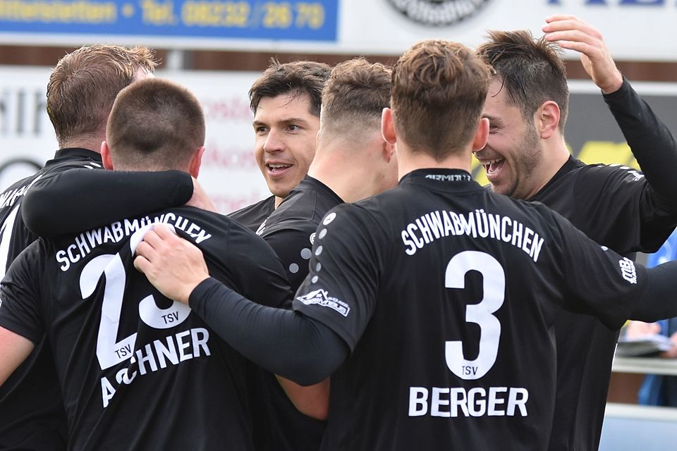 Groß war der Schwabmünchner Jubel nach dem 3:2 durch Lucas Kusterer (rechts). Am Ende setzte sich der TSV sogar mit 4:2 gegen den SC Oberweikertshofen durch.