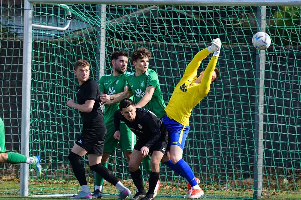 Schon nach 90 Sekunden musste Gundelfingens Keeper Tobias Werdich den Ball passieren lassen. Schon nach 90 Sekunden musste Gundelfingens Keeper Tobias Werdich den Ball passieren lassen.