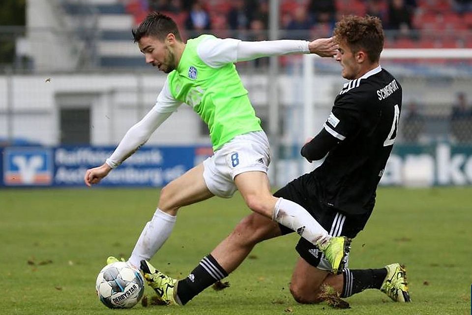 Philipp Beinenz (li.) wird auch weiterhin das Trikot des SV Viktoria Aschaffenburg tragen.
