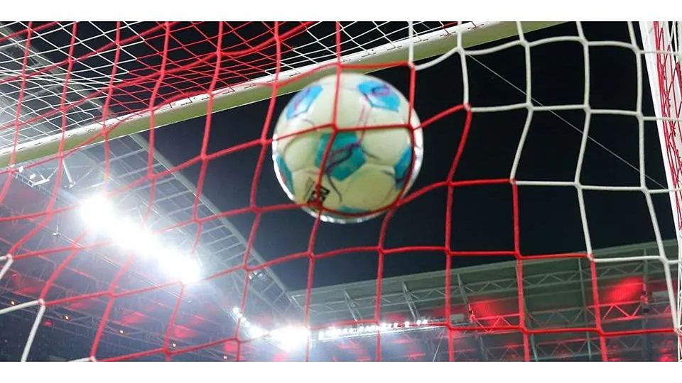 In der Fußball-Gruppenliga zappelt der Ball in der Partie zwischen dem VfL Biedenkopf und der SG Kinzenbach insgesamt sechsmal im Netz. (Symbolfoto) © dpa