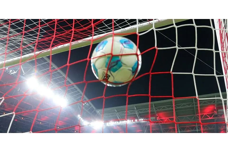 In der Fußball-Gruppenliga zappelt der Ball in der Partie zwischen dem VfL Biedenkopf und der SG Kinzenbach insgesamt sechsmal im Netz. (Symbolfoto) © dpa