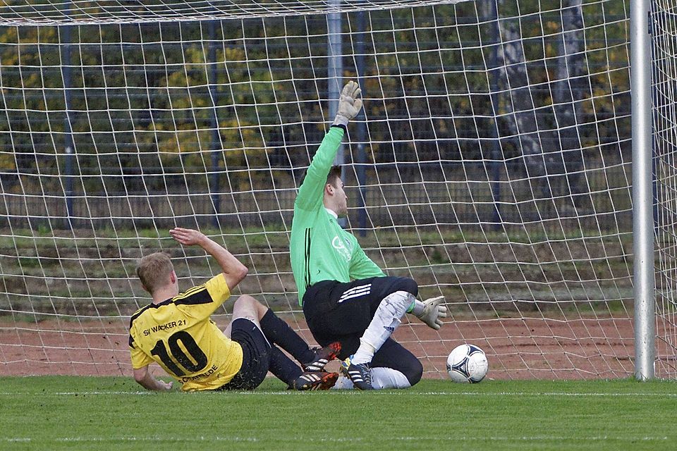 Dennis Köhler (l.) erzielte drei Treffer für Wacker 21 Schönwalde und wurde zum Albtraum für die TSG Lübbenau 63. Foto: Roland Hottas
