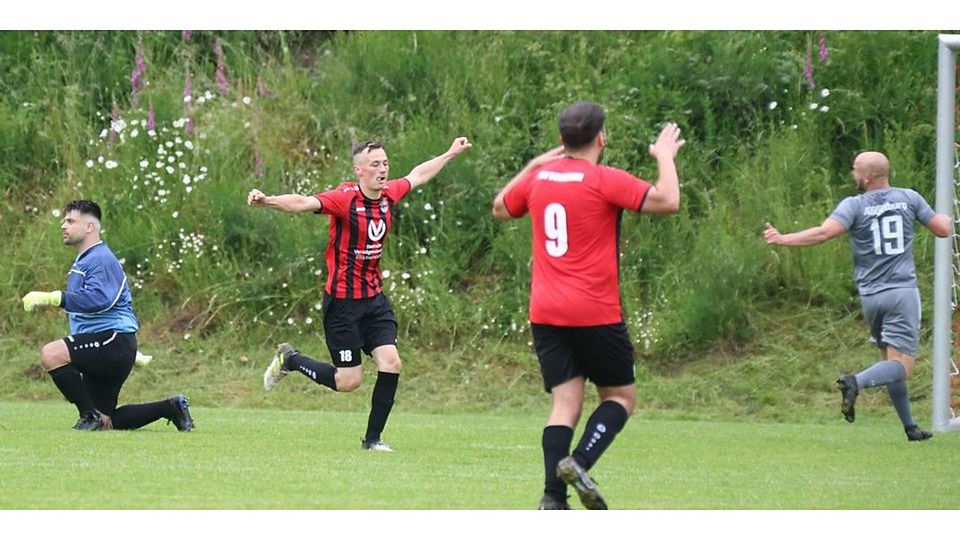 Vorentscheidung: Sven Brunet dreht nach seinem 1:0-Siegtreffer jubelnd ab, der FSV Buchenau ließ gegen den FC Angelburg danach nichts mehr anbrennen. Vorentscheidung: Sven Brunet dreht nach seinem 1:0-Siegtreffer jubelnd ab, der FSV Buchenau ließ gegen den FC Angelburg danach nichts mehr anbrennen. © Jens Schmidt