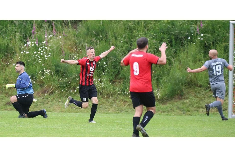 Vorentscheidung: Sven Brunet dreht nach seinem 1:0-Siegtreffer jubelnd ab, der FSV Buchenau ließ gegen den FC Angelburg danach nichts mehr anbrennen. Vorentscheidung: Sven Brunet dreht nach seinem 1:0-Siegtreffer jubelnd ab, der FSV Buchenau ließ gegen den FC Angelburg danach nichts mehr anbrennen. © Jens Schmidt Vorentscheidung: Sven Brunet dreht nach seinem 1:0-Siegtreffer jubelnd ab, der FSV Buchenau ließ gegen den FC Angelburg danach nichts mehr anbrennen. Vorentscheidung: Sven Brunet dreht nach seinem 1:0-Siegtreffer jubelnd ab, der FSV Buchenau ließ gegen den FC Angelburg danach nichts mehr anbrennen. © Jens Schmidt