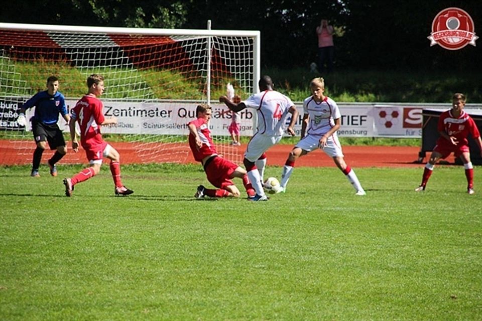 Wie hier gegen den 1.FC Kaiserslautern überzeugte Sebastian Eller (3. von links) bislang in der Hintermannschaft der U17-Bundesliga-Mannschaft (Foto: www.regensburg1889.de)