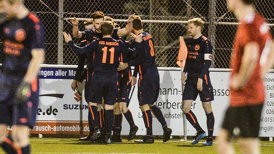 Daniel Lochen (rechts mit der Kapitänsbinde) wird den TuS Ahbach in der neuen Saison als Spielertrainer coachen.
