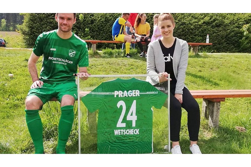 Das Erinnerungsbild: Prags Spielertrainer Marco Wetscheck gemeinsam mit seiner Frau Tina. Foto: SV Prag