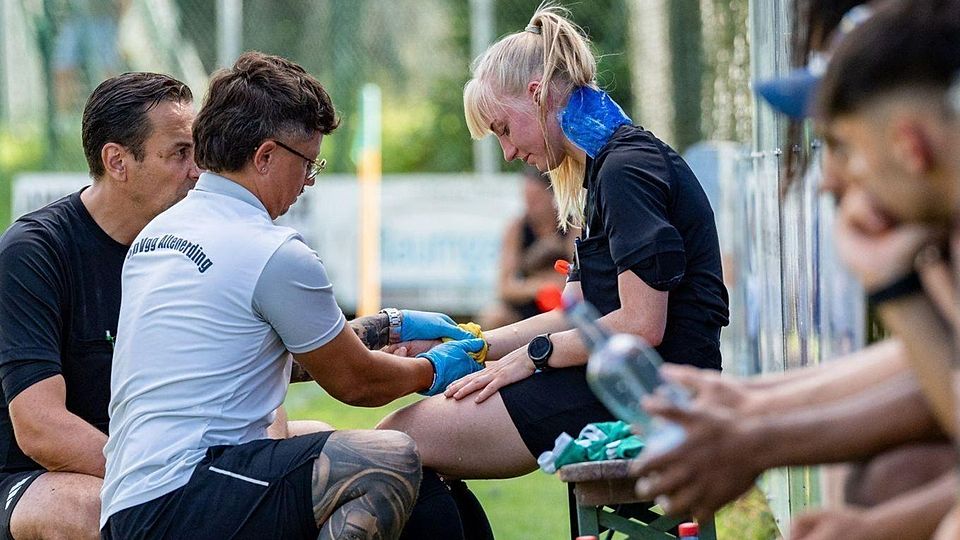 Schiedsrichterin Novalle Bräuniger musste nach dem unglücklichen Treffer behandelt werden.